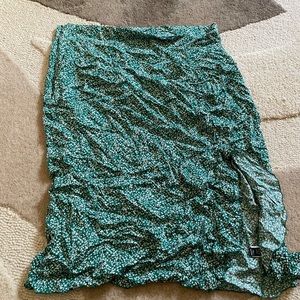 Green floral mid skirt. Little slit on the bottom